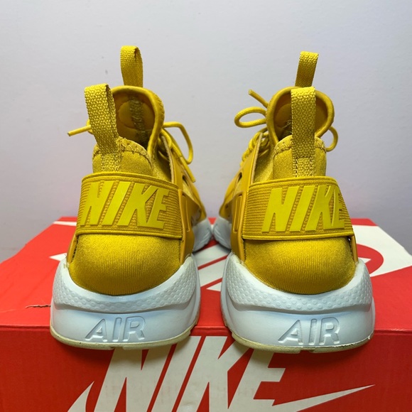 Air Huarache Run Ultra GS 'Mineral
Yellow' - Picture 2 of 6